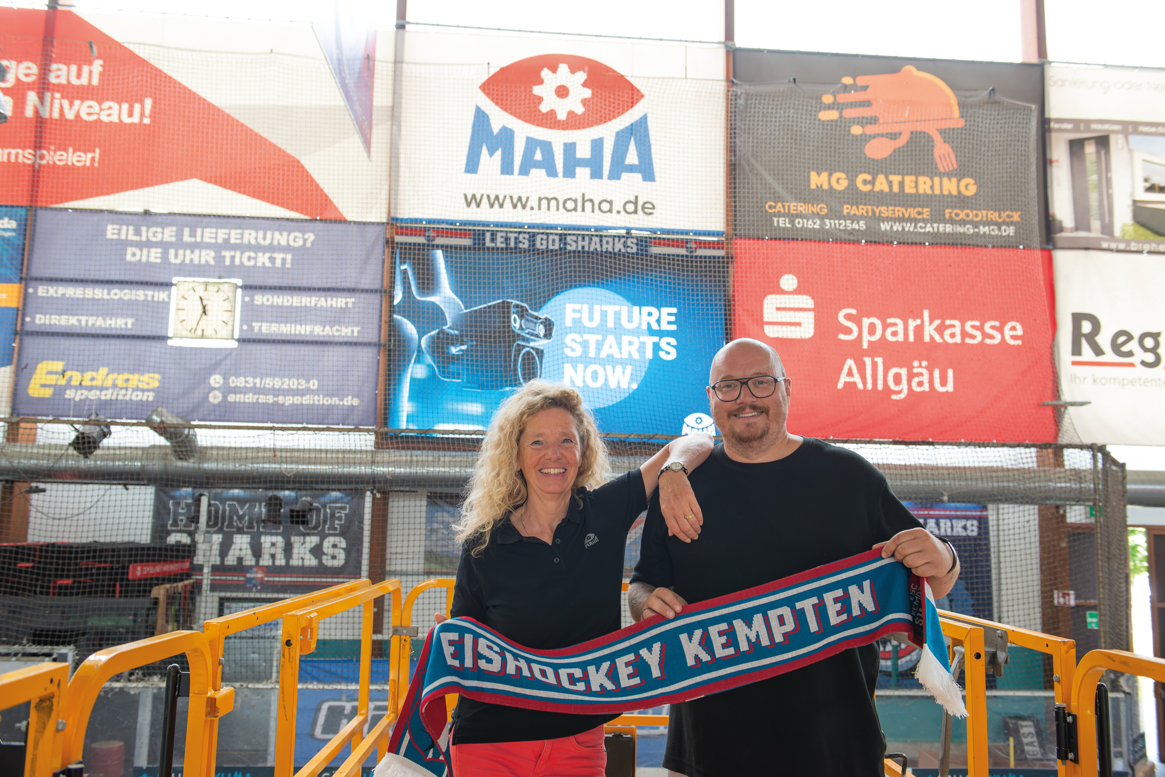 MAHA unterstützt die Kempten Sharks mit LED-Wand